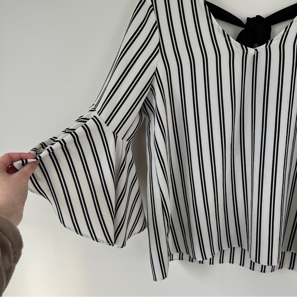 Black and white flowy top - Picture 2 of 3